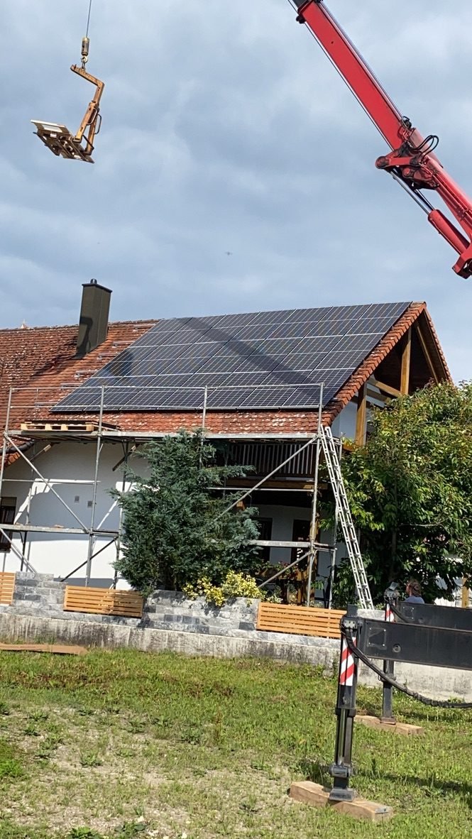 PV Großinstallation mit Kran